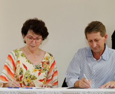 O Governo do Paraná, por meio da Secretaria de Estado da Educação, assinou nessa sexta-feira (16), em Curitiba, o termo de cooperação técnica com 19 municípios para a oferta do Ensino Médio regular e Ensino Médio integrado à educação profissional aos filhos de pequenos agricultores rurais que estudam nas Casas Familiares Rurais (CFR)