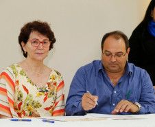 O Governo do Paraná, por meio da Secretaria de Estado da Educação, assinou nessa sexta-feira (16), em Curitiba, o termo de cooperação técnica com 19 municípios para a oferta do Ensino Médio regular e Ensino Médio integrado à educação profissional aos filhos de pequenos agricultores rurais que estudam nas Casas Familiares Rurais (CFR)