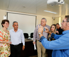 O Governo do Paraná, por meio da Secretaria de Estado da Educação, assinou nessa sexta-feira (16), em Curitiba, o termo de cooperação técnica com 19 municípios para a oferta do Ensino Médio regular e Ensino Médio integrado à educação profissional aos filhos de pequenos agricultores rurais que estudam nas Casas Familiares Rurais (CFR)
