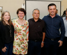O Governo do Paraná, por meio da Secretaria de Estado da Educação, assinou nessa sexta-feira (16), em Curitiba, o termo de cooperação técnica com 19 municípios para a oferta do Ensino Médio regular e Ensino Médio integrado à educação profissional aos filhos de pequenos agricultores rurais que estudam nas Casas Familiares Rurais (CFR)