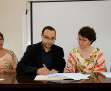 O Governo do Paraná, por meio da Secretaria de Estado da Educação, assinou nessa sexta-feira (16), em Curitiba, o termo de cooperação técnica com 19 municípios para a oferta do Ensino Médio regular e Ensino Médio integrado à educação profissional aos filhos de pequenos agricultores rurais que estudam nas Casas Familiares Rurais (CFR)