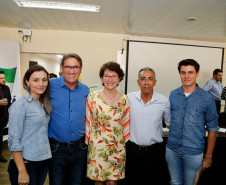 O Governo do Paraná, por meio da Secretaria de Estado da Educação, assinou nessa sexta-feira (16), em Curitiba, o termo de cooperação técnica com 19 municípios para a oferta do Ensino Médio regular e Ensino Médio integrado à educação profissional aos filhos de pequenos agricultores rurais que estudam nas Casas Familiares Rurais (CFR)