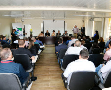 O Governo do Paraná, por meio da Secretaria de Estado da Educação, assinou nessa sexta-feira (16), em Curitiba, o termo de cooperação técnica com 19 municípios para a oferta do Ensino Médio regular e Ensino Médio integrado à educação profissional aos filhos de pequenos agricultores rurais que estudam nas Casas Familiares Rurais (CFR)