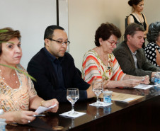 O Governo do Paraná, por meio da Secretaria de Estado da Educação, assinou nessa sexta-feira (16), em Curitiba, o termo de cooperação técnica com 19 municípios para a oferta do Ensino Médio regular e Ensino Médio integrado à educação profissional aos filhos de pequenos agricultores rurais que estudam nas Casas Familiares Rurais (CFR)