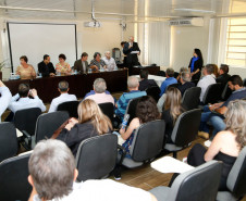 O Governo do Paraná, por meio da Secretaria de Estado da Educação, assinou nessa sexta-feira (16), em Curitiba, o termo de cooperação técnica com 19 municípios para a oferta do Ensino Médio regular e Ensino Médio integrado à educação profissional aos filhos de pequenos agricultores rurais que estudam nas Casas Familiares Rurais (CFR)