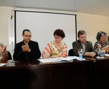 O Governo do Paraná, por meio da Secretaria de Estado da Educação, assinou nessa sexta-feira (16), em Curitiba, o termo de cooperação técnica com 19 municípios para a oferta do Ensino Médio regular e Ensino Médio integrado à educação profissional aos filhos de pequenos agricultores rurais que estudam nas Casas Familiares Rurais (CFR)