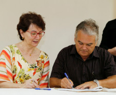 O Governo do Paraná, por meio da Secretaria de Estado da Educação, assinou nessa sexta-feira (16), em Curitiba, o termo de cooperação técnica com 19 municípios para a oferta do Ensino Médio regular e Ensino Médio integrado à educação profissional aos filhos de pequenos agricultores rurais que estudam nas Casas Familiares Rurais (CFR)
