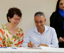 O Governo do Paraná, por meio da Secretaria de Estado da Educação, assinou nessa sexta-feira (16), em Curitiba, o termo de cooperação técnica com 19 municípios para a oferta do Ensino Médio regular e Ensino Médio integrado à educação profissional aos filhos de pequenos agricultores rurais que estudam nas Casas Familiares Rurais (CFR)