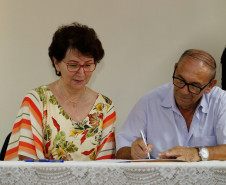 O Governo do Paraná, por meio da Secretaria de Estado da Educação, assinou nessa sexta-feira (16), em Curitiba, o termo de cooperação técnica com 19 municípios para a oferta do Ensino Médio regular e Ensino Médio integrado à educação profissional aos filhos de pequenos agricultores rurais que estudam nas Casas Familiares Rurais (CFR)