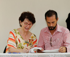 O Governo do Paraná, por meio da Secretaria de Estado da Educação, assinou nessa sexta-feira (16), em Curitiba, o termo de cooperação técnica com 19 municípios para a oferta do Ensino Médio regular e Ensino Médio integrado à educação profissional aos filhos de pequenos agricultores rurais que estudam nas Casas Familiares Rurais (CFR)