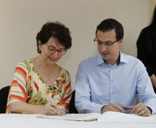 O Governo do Paraná, por meio da Secretaria de Estado da Educação, assinou nessa sexta-feira (16), em Curitiba, o termo de cooperação técnica com 19 municípios para a oferta do Ensino Médio regular e Ensino Médio integrado à educação profissional aos filhos de pequenos agricultores rurais que estudam nas Casas Familiares Rurais (CFR)