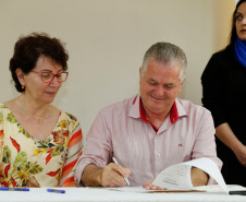 O Governo do Paraná, por meio da Secretaria de Estado da Educação, assinou nessa sexta-feira (16), em Curitiba, o termo de cooperação técnica com 19 municípios para a oferta do Ensino Médio regular e Ensino Médio integrado à educação profissional aos filhos de pequenos agricultores rurais que estudam nas Casas Familiares Rurais (CFR)