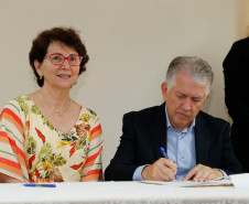 O Governo do Paraná, por meio da Secretaria de Estado da Educação, assinou nessa sexta-feira (16), em Curitiba, o termo de cooperação técnica com 19 municípios para a oferta do Ensino Médio regular e Ensino Médio integrado à educação profissional aos filhos de pequenos agricultores rurais que estudam nas Casas Familiares Rurais (CFR)