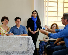 O Governo do Paraná, por meio da Secretaria de Estado da Educação, assinou nessa sexta-feira (16), em Curitiba, o termo de cooperação técnica com 19 municípios para a oferta do Ensino Médio regular e Ensino Médio integrado à educação profissional aos filhos de pequenos agricultores rurais que estudam nas Casas Familiares Rurais (CFR)