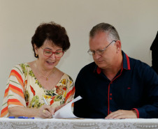 O Governo do Paraná, por meio da Secretaria de Estado da Educação, assinou nessa sexta-feira (16), em Curitiba, o termo de cooperação técnica com 19 municípios para a oferta do Ensino Médio regular e Ensino Médio integrado à educação profissional aos filhos de pequenos agricultores rurais que estudam nas Casas Familiares Rurais (CFR)