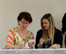 O Governo do Paraná, por meio da Secretaria de Estado da Educação, assinou nessa sexta-feira (16), em Curitiba, o termo de cooperação técnica com 19 municípios para a oferta do Ensino Médio regular e Ensino Médio integrado à educação profissional aos filhos de pequenos agricultores rurais que estudam nas Casas Familiares Rurais (CFR)