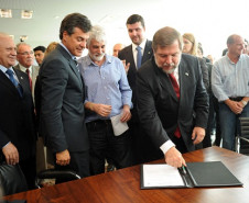 Com os recursos liberados, serão construídas oito escolas, das quais três são Centros Estaduais de Educação Profissional (CEEP) e as demais de ensino médio e fundamental. Também haverá a ampliação de três de escolas, obras de reparos em outras três e a conclusão do Colégio Estadual São José, em São José da Palmeira, que estava parada há anos.