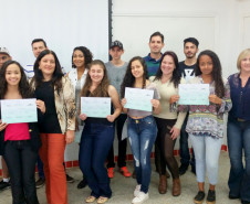A Secretaria da Educação do Paraná vai expandir a oferta de cursos de Qualificação Profissional Básica na rede estadual de ensino por meio do Programa Nacional de Acesso a Educação Profissional e Emprego (Pronatec). Os cursos têm duração de dois a seis meses e estarão disponíveis em estabelecimentos que já ofertam educação profissional. Na foto, formatura de alunos do Pronatec no CEEP Seiji Hatanda.