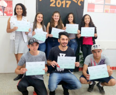A Secretaria da Educação do Paraná vai expandir a oferta de cursos de Qualificação Profissional Básica na rede estadual de ensino por meio do Programa Nacional de Acesso a Educação Profissional e Emprego (Pronatec). Os cursos têm duração de dois a seis meses e estarão disponíveis em estabelecimentos que já ofertam educação profissional. Na foto, formatura de alunos do Pronatec no CEEP Seiji Hatanda.