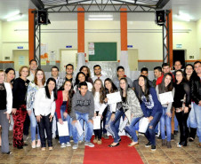A Secretaria da Educação do Paraná vai expandir a oferta de cursos de Qualificação Profissional Básica na rede estadual de ensino por meio do Programa Nacional de Acesso a Educação Profissional e Emprego (Pronatec). Os cursos têm duração de dois a seis meses e estarão disponíveis em estabelecimentos que já ofertam educação profissional. Na foto, formatura de alunos do Pronatec no Colégio Estadual Maria Aparecida C. Salcedo.