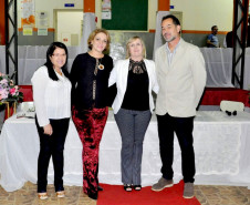 A Secretaria da Educação do Paraná vai expandir a oferta de cursos de Qualificação Profissional Básica na rede estadual de ensino por meio do Programa Nacional de Acesso a Educação Profissional e Emprego (Pronatec). Os cursos têm duração de dois a seis meses e estarão disponíveis em estabelecimentos que já ofertam educação profissional. Na foto, formatura de alunos do Pronatec no Colégio Estadual Maria Aparecida C. Salcedo.