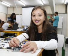 Secretaria Estadual de Educação do Paraná; Alunos do Colégio Estadual Livia Micheleto participão no DPTE de curso de robótica, na foto a aluna Emilly Amanda Erzinger. 27-03-18. Foto: Hedeson Alves