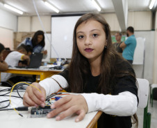 Secretaria Estadual de Educação do Paraná; Alunos do Colégio Estadual Livia Micheleto participão no DPTE de curso de robótica, na foto a aluna Emilly Amanda Erzinger. 27-03-18. Foto: Hedeson Alves