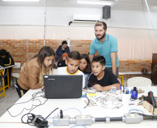 Secretaria Estadual de Educação do Paraná; Alunos do Colégio Estadual Livia Micheleto participão no DPTE de curso de robótica, na foto o professor Willian Coelho. 27-03-18. Foto: Hedeson Alves