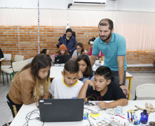 Secretaria Estadual de Educação do Paraná; Alunos do Colégio Estadual Livia Micheleto participão no DPTE de curso de robótica, na foto o professor Willian Coelho. 27-03-18. Foto: Hedeson Alves