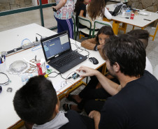 Secretaria Estadual de Educação do Paraná; Alunos do Colégio Estadual Livia Micheleto participão no DPTE de curso de robótica. 27-03-18. Foto: Hedeson Alves