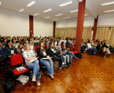 Cerca de 140 docentes de 34 escolas estaduais de todo Paraná estão participando, em Curitiba, de formação de atualização promovida pela Secretaria de Estado da Educação e o Conselho Regional de Enfermagem do Paraná (Coren-PR). Eles atuam no Curso Técnico em Enfermagem da rede estadual como coordenadores de cursos, coordenadores/supervisores de estágio e professores.