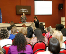 Cerca de 140 docentes de 34 escolas estaduais de todo Paraná estão participando, em Curitiba, de formação de atualização promovida pela Secretaria de Estado da Educação e o Conselho Regional de Enfermagem do Paraná (Coren-PR). Eles atuam no Curso Técnico em Enfermagem da rede estadual como coordenadores de cursos, coordenadores/supervisores de estágio e professores.