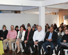 O Governo do Estado inaugurou nessa quarta-feira (28), em Guarapuava, no Centro do Estado, uma nova sede do Centro de Apoio ao Surdo e aos Profissionais da Educação de Surdos (CAS). Com o novo centro, a Secretaria de Estado da Educação vai expandir o atendimento especializado a cerca de 2 mil alunos surdos matriculados na rede estadual de ensino e em unidades conveniadas presentes nos 32 Núcleos Regionais da Educação (NREs).