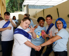 Uma peça teatral sobre a Paixão de Cristo é a atividade escolhida pela Escola Estadual Lucy Requião Mello e Silva na modalidade Educação Especial, em Curitiba, para destacar o Dia Mundial da Conscientização do Autismo. A apresentação é resultado das ações realizadas na escola para desenvolver o potencial de seus estudantes autistas.