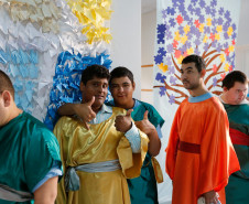 Uma peça teatral sobre a Paixão de Cristo é a atividade escolhida pela Escola Estadual Lucy Requião Mello e Silva na modalidade Educação Especial, em Curitiba, para destacar o Dia Mundial da Conscientização do Autismo. A apresentação é resultado das ações realizadas na escola para desenvolver o potencial de seus estudantes autistas.