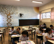 Salas de aula ambiente são organizadas pelos professores conforme os conteúdos são trabalhados. Iniciativa diversifica rotina de nove horas diárias de estudo.  