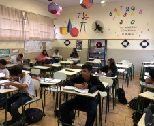 Salas de aula ambiente são organizadas pelos professores conforme os conteúdos são trabalhados. Iniciativa diversifica rotina de nove horas diárias de estudo.  