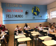 Salas de aula ambiente são organizadas pelos professores conforme os conteúdos são trabalhados. Iniciativa diversifica rotina de nove horas diárias de estudo.  