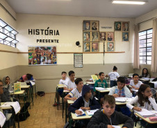 Salas de aula ambiente são organizadas pelos professores conforme os conteúdos são trabalhados. Iniciativa diversifica rotina de nove horas diárias de estudo.  