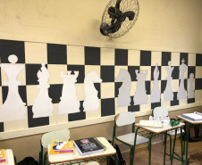 Salas de aula ambiente são organizadas pelos professores conforme os conteúdos são trabalhados. Iniciativa diversifica rotina de nove horas diárias de estudo.  