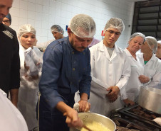 Parceria com profissionais e empresas que promovem palestras, oficinas, seminários e cursos de extensão que complementam a formação.  