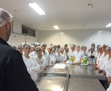 Parceria com profissionais e empresas que promovem palestras, oficinas, seminários e cursos de extensão que complementam a formação.  