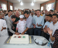O governador Beto Richa e o prefeito de Curitiba, Rafael Greca, cortam bolo em comemorações dos 325 anos que Curitiba feito por alunos do curso técnico em Nutrição e Dietética .Curitiba,29/03/2018Foto: Orlando Kissner / ANPr