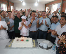 O governador Beto Richa e o prefeito de Curitiba, Rafael Greca, cortam bolo em comemorações dos 325 anos que Curitiba feito por alunos do curso técnico em Nutrição e Dietética .Curitiba,29/03/2018Foto: Orlando Kissner / ANPr