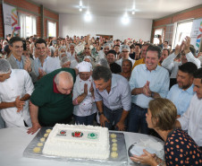 O governador Beto Richa e o prefeito de Curitiba, Rafael Greca, cortam bolo em comemorações dos 325 anos que Curitiba feito por alunos do curso técnico em Nutrição e Dietética .Curitiba,29/03/2018Foto: Orlando Kissner / ANPr