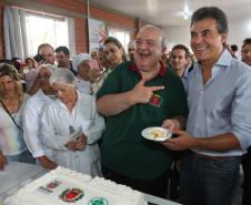 O governador Beto Richa e o prefeito de Curitiba, Rafael Greca, cortam bolo em comemorações dos 325 anos que Curitiba feito por alunos do curso técnico em Nutrição e Dietética .Curitiba,29/03/2018Foto: Orlando Kissner / ANPr