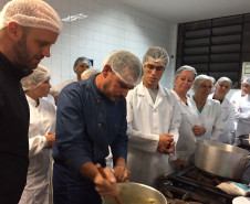 Parceria com profissionais e empresas que promovem palestras, oficinas, seminários e cursos de extensão que complementam a formação.  
