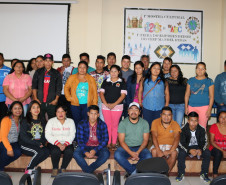 A Secretaria da Educação do Paraná promove nesta quarta-feira (04) a aula inaugural do Curso de Formação de Docentes da Educação Infantil e Anos Iniciais do Ensino Fundamental na Modalidade Normal Bilíngue Kaingang/Guarani – Aproveitamento de Estudos. O curso está sendo ofertado no Centro Estadual de Educação Profissional (CEEP) de Manoel Ribas, região Central, onde estão matriculados 45 alunos da etnia Kaingang e 43 alunos da etnia Guarani.