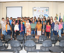 A Secretaria da Educação do Paraná promove nesta quarta-feira (04) a aula inaugural do Curso de Formação de Docentes da Educação Infantil e Anos Iniciais do Ensino Fundamental na Modalidade Normal Bilíngue Kaingang/Guarani – Aproveitamento de Estudos. O curso está sendo ofertado no Centro Estadual de Educação Profissional (CEEP) de Manoel Ribas, região Central, onde estão matriculados 45 alunos da etnia Kaingang e 43 alunos da etnia Guarani.