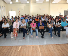 A Secretaria da Educação do Paraná promove nesta quarta-feira (04) a aula inaugural do Curso de Formação de Docentes da Educação Infantil e Anos Iniciais do Ensino Fundamental na Modalidade Normal Bilíngue Kaingang/Guarani – Aproveitamento de Estudos. O curso está sendo ofertado no Centro Estadual de Educação Profissional (CEEP) de Manoel Ribas, região Central, onde estão matriculados 45 alunos da etnia Kaingang e 43 alunos da etnia Guarani.